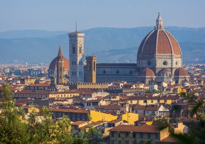 Florenz, Toskana, Italien. Blick über die Stadt auf den Dom - Cattedrale di Santa Maria del Fiore - und Campanile vom Piazzale Michelangelo. von Unbekannt Unbekannt